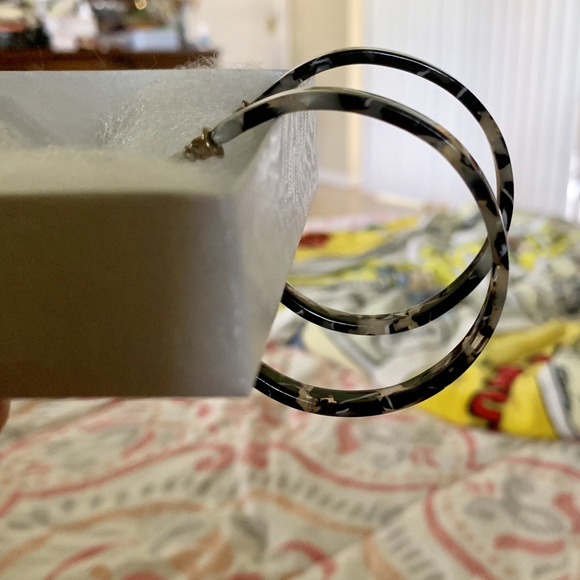 Pappagallo Black White Earrings NWOT - Picture 4 of 4